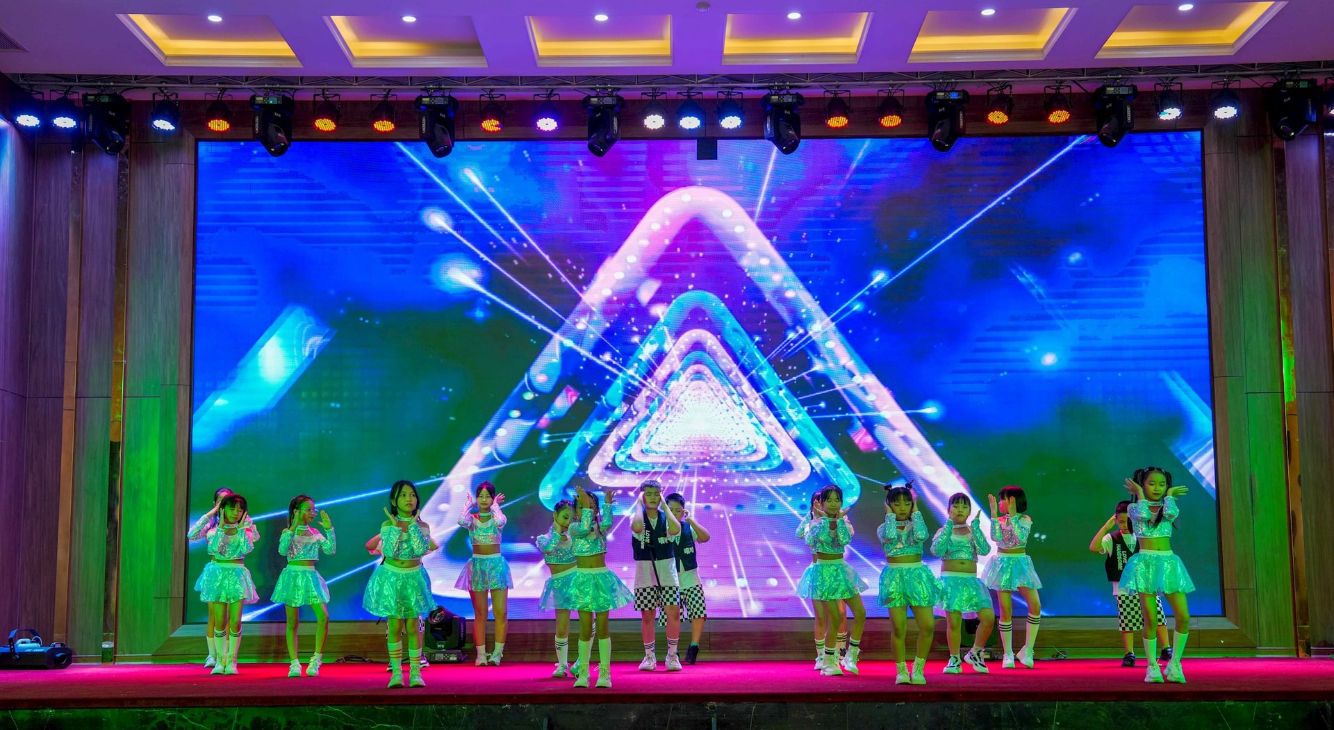 anh-5.-cac-tiet-muc-van-nghe-soi-dong-tai-su-kien-le-trao-giai-cuoc-thi-ve-tranh-cung-muong-thanh-mua-3(1).jpg