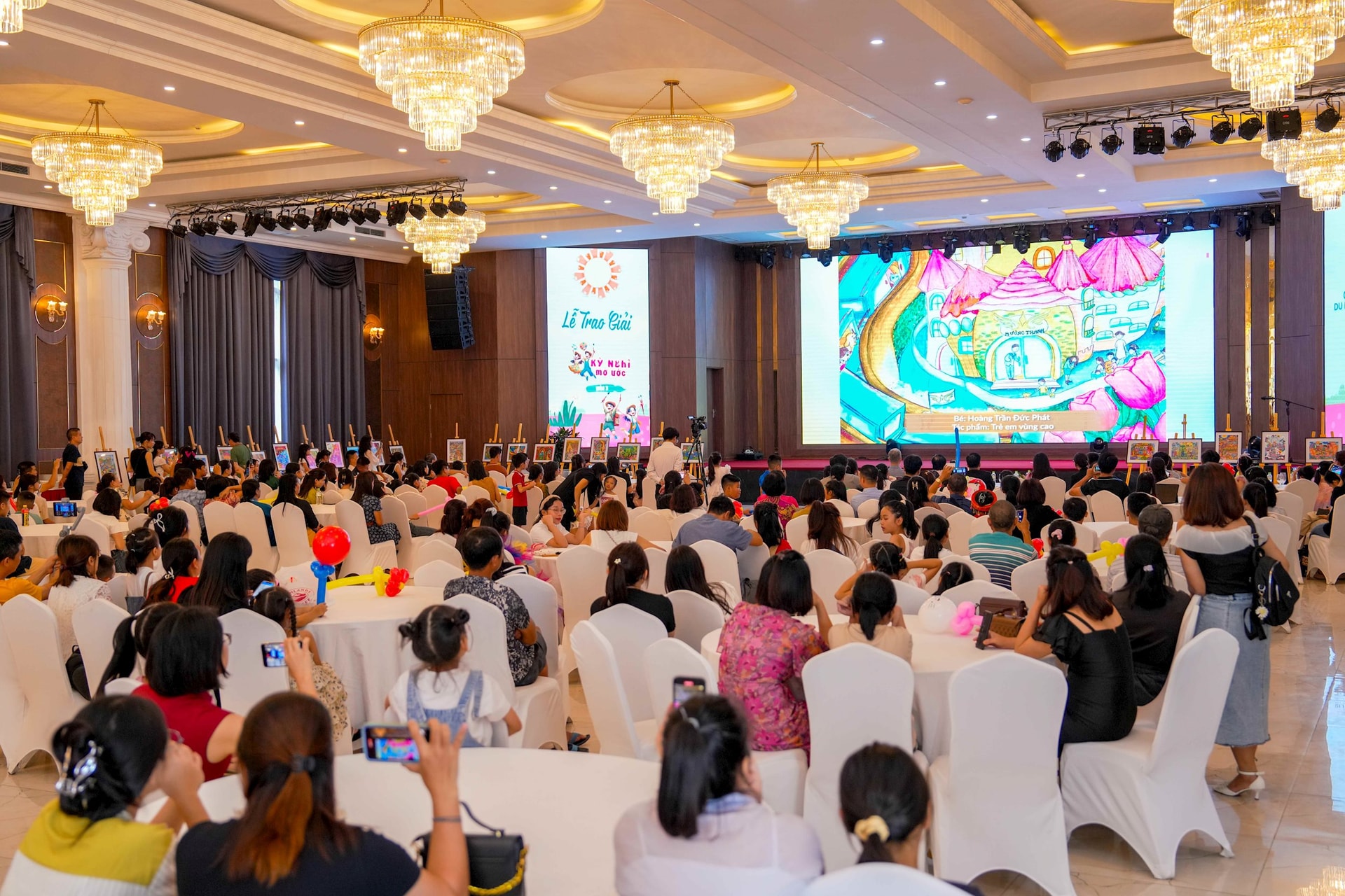 anh-6.-cac-thi-sinh-duoc-thay-co-va-phu-huynh-dua-toi-du-le-trao-giai-cuoc-thi-ve-tranh-du-lich-cung-muong-thanh-mua-3.jpg