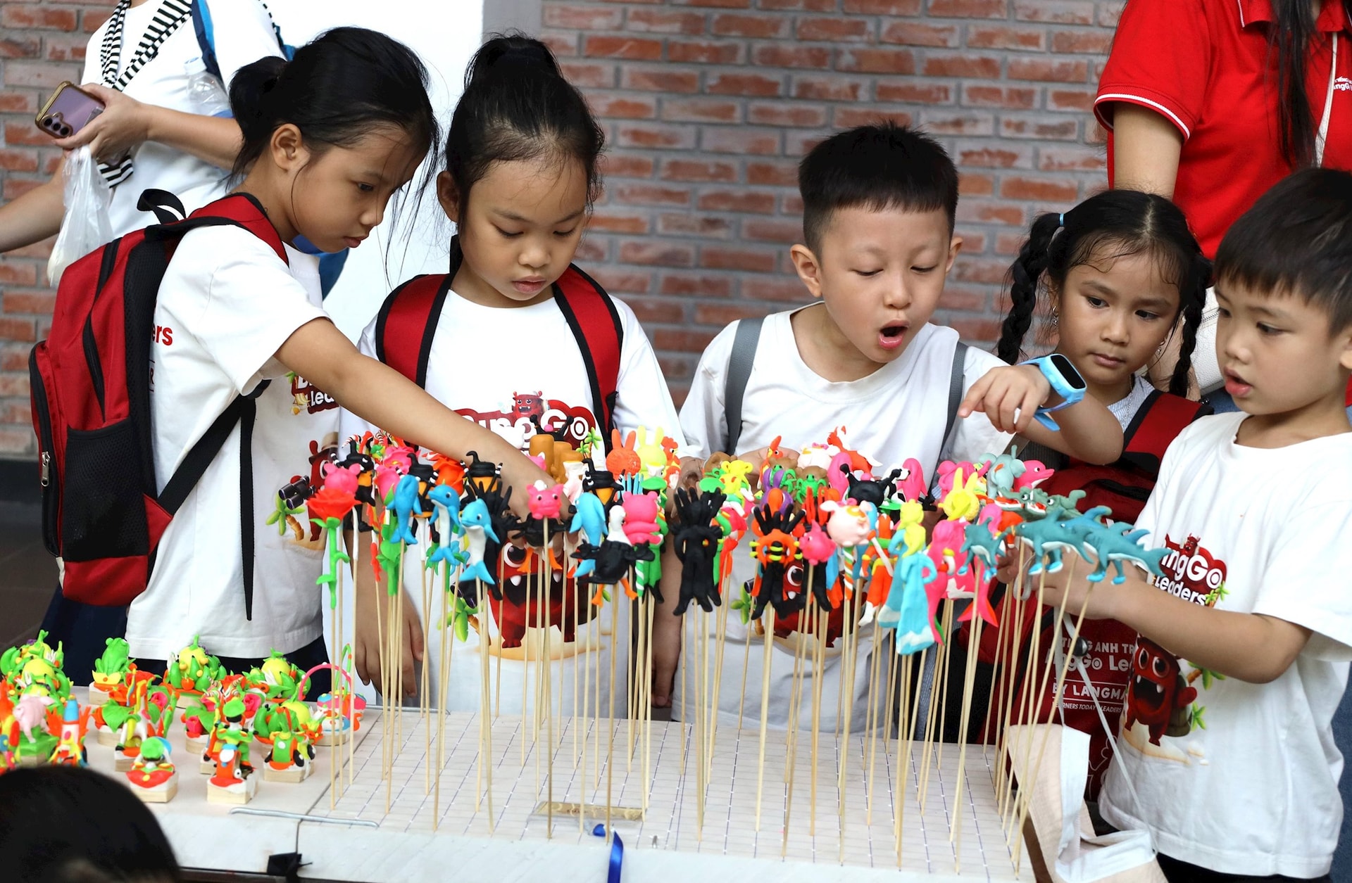 11.-cac-ban-nho-hao-hung-xem-to-he.jpg