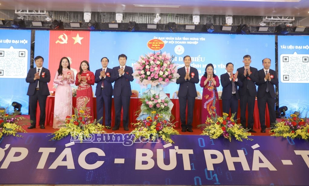 98272_dong_chi_tran_quoc_toan_pho_bi_thu_thuong_truc_tinh_uy_tang_hoa_cua_tinh_uy_hdnd_uy_ban_mttq_viet_nam_tinh_chuc_mung_dai_hoi_19313408.jpg