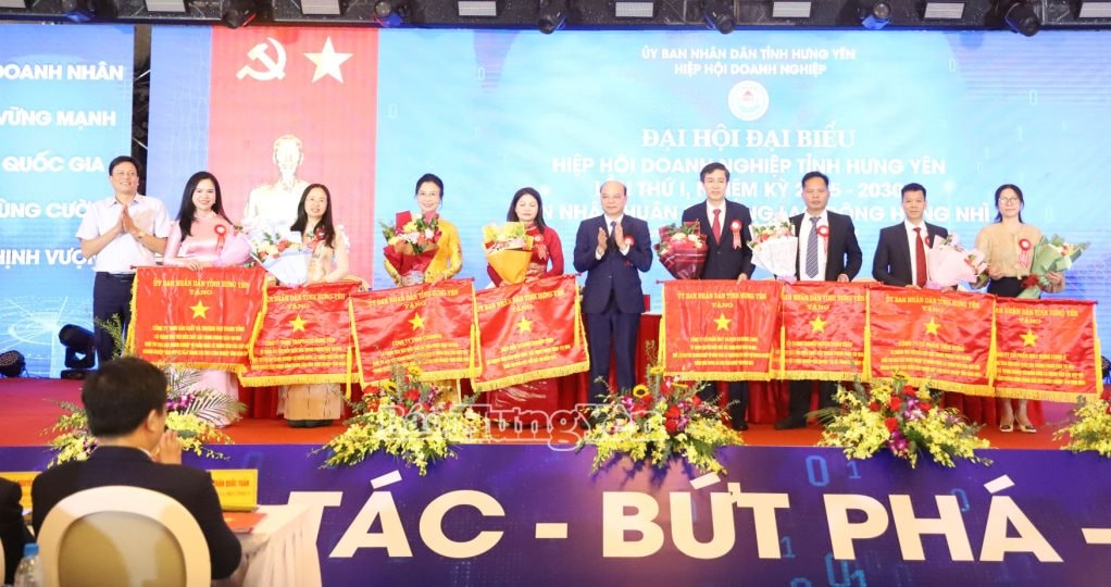 98276_dong_chi_dang_thanh_giang_uy_vien_ban_thuong_vu_tinh_uy_pho_chu_tich_hdnd_tinh_va_dong_chi_vu_kim_cu_uy_vien_ban_thuong_vu_tinh_uy_truong_ban_quan_ly__19351208.jpg