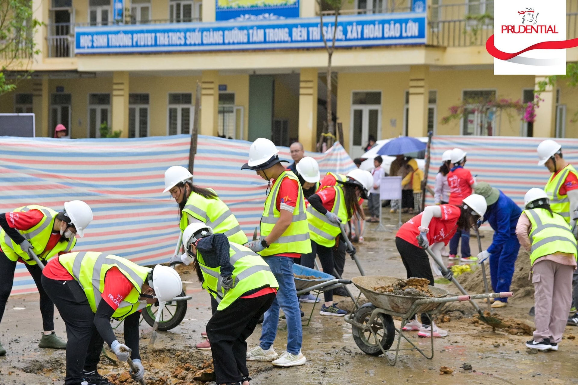 cac-tinh-nguyen-vien-prudential-chung-tay-cai-tao-co-so-ha-tang-truong-hoc-tai-lao-cai.jpg