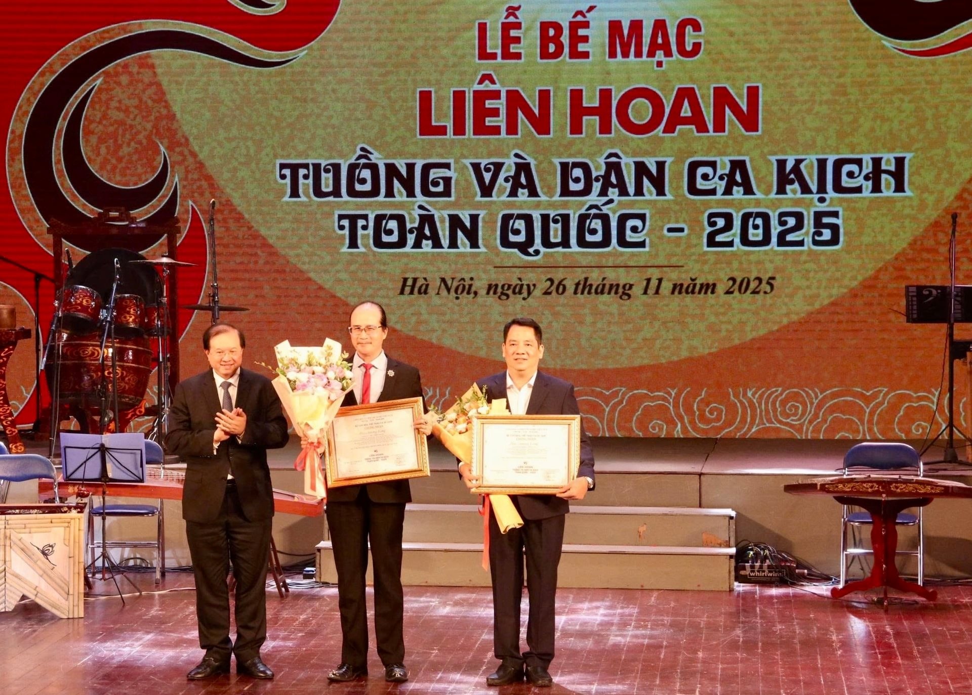 be-mac-tuong-dan-ca-kich-.jpg