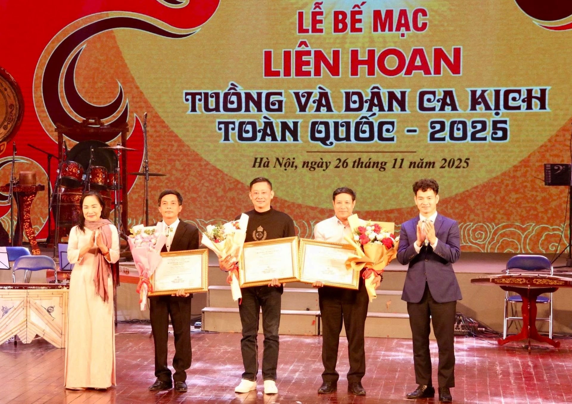 be-mac-tuong-va-dan-ca-kich-1.jpg