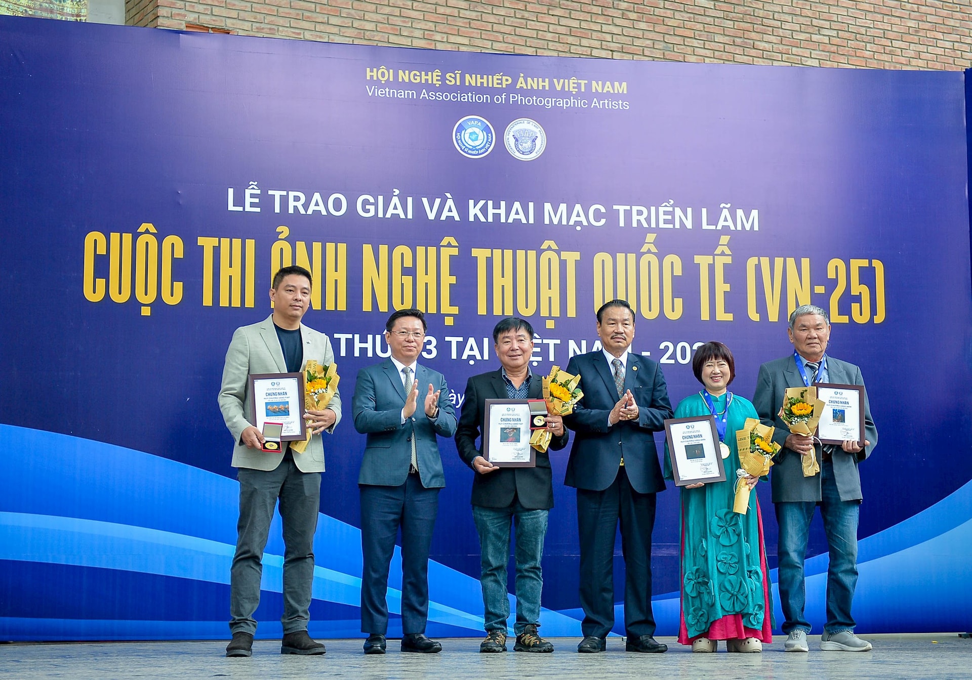 01-trao-huy-chuong-vang-ong-thanh-lam-pho-ban-tuyen-giao-va-dan-van-va-ong-doan-thanh-no-pho-chu-tich-lien-hiep-cac-hoi-vhnt-viet-nam.jpg