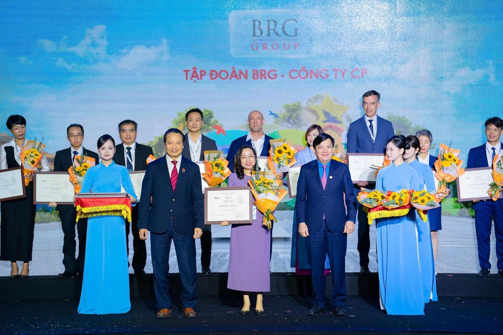 01-tap-doan-brg-lan-thu-5-lien-tiep-duoc-vinh-danh-doanh-nghiep-ben-vung-viet-nam.jpeg