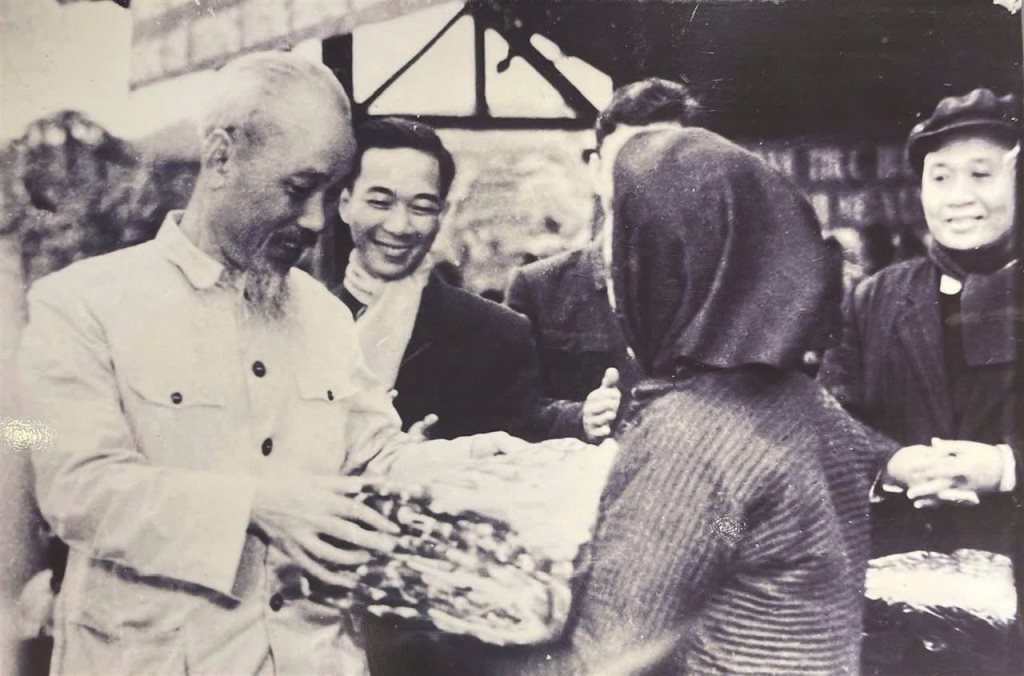 151460_dai_dien_nhan_dan_cao_bang_tang_chu_tich_ho_chi_minh_tho_cam_truyen_thong_ngay_21_2_1961_anh_t_l_16053312.jpg