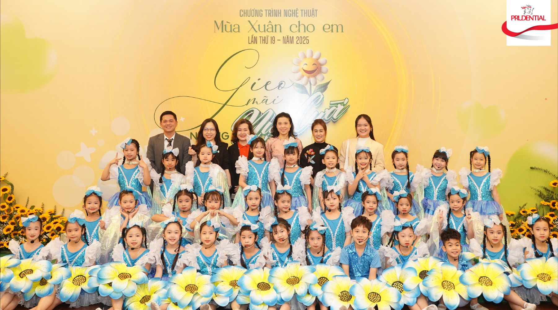 dai-dien-prudential-viet-nam-chup-hinh-cung-cac-em-nho-tham-gia-bieu-dien-van-nghe-tai-su-kien.png
