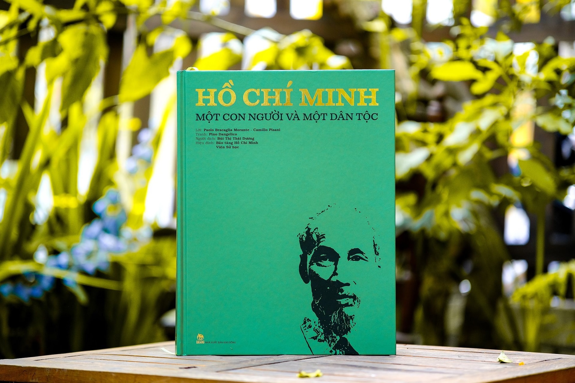 1.-ho-chi-minh-mot-con-nguoi-va-mot-dan-toc.jpg