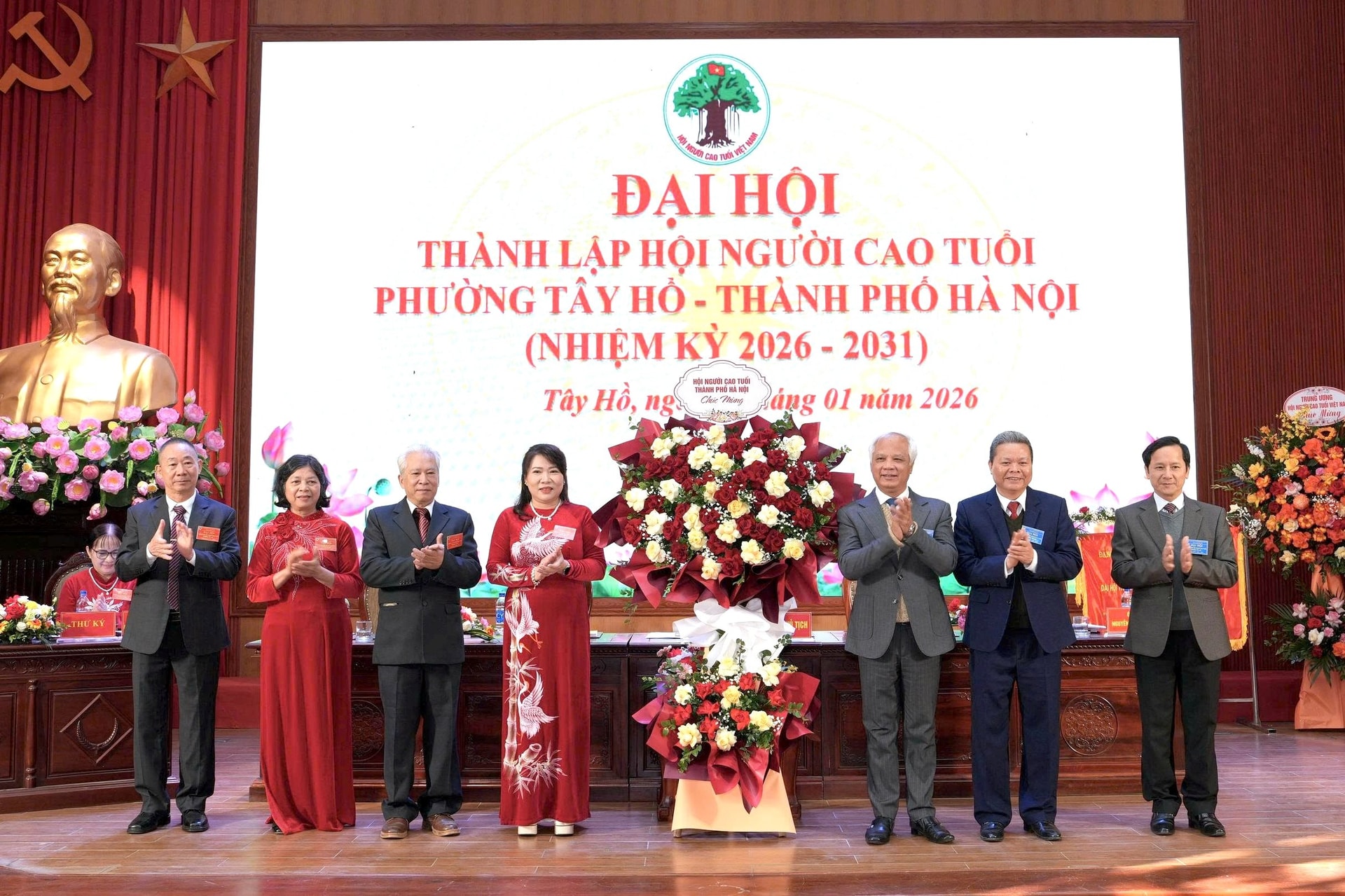 lanh-dao-hoi-nct-tp-ha-noi-tang-hoa-chuc-mung-dai-hoi.jpg