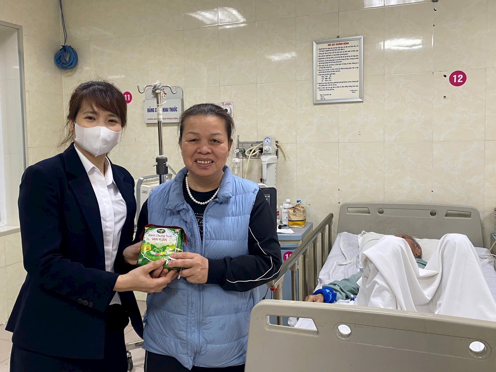 9.-am-long-nguoi-benh-tai-benh-vien-e-voi-mon-qua-banh-chung-xuan-nghia-tinh.jpg