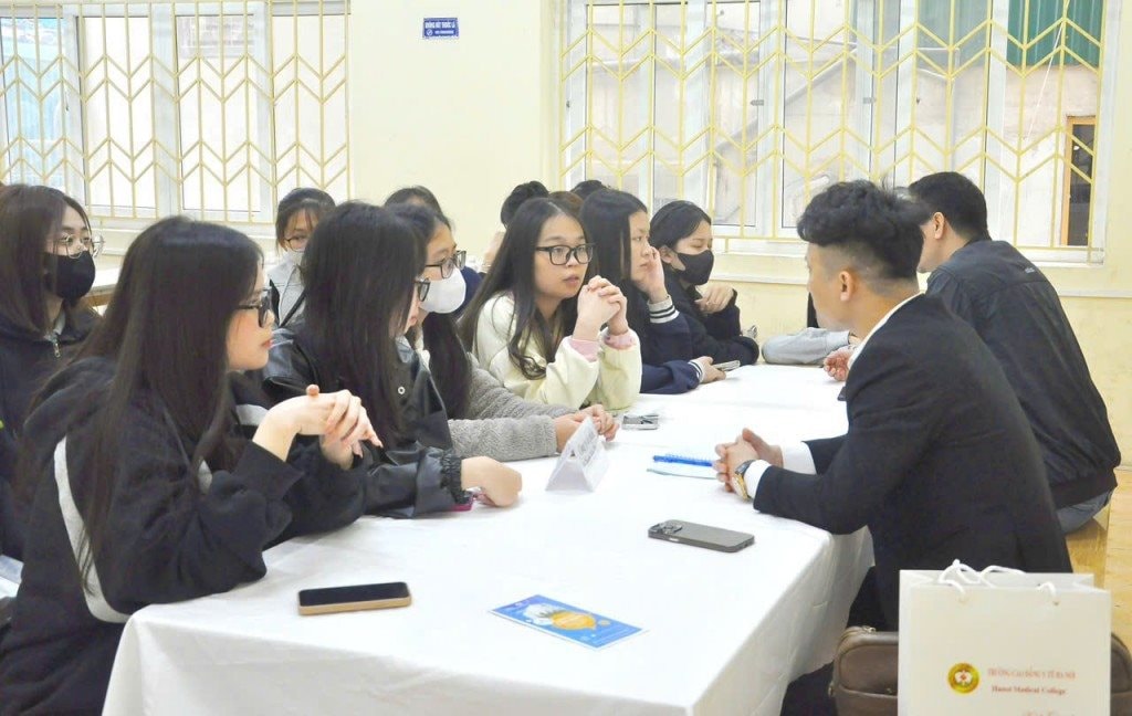 truong-cao-dang-y-te-ha-noi-to-chuc-ngay-hoi-viec-lam-nam-2025-voi-su-tham-gia-cua-hon-3.000-sinh-vien-chuan-bi-ra-truong-cung-30-nha-tuyen-dung.jpg