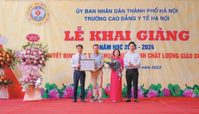 nha-truong-duoc-trao-giay-chung-nhan-dat-tieu-chuan-kiem-dinh-chat-luong-giao-duc-nghe-nghiep.jpg