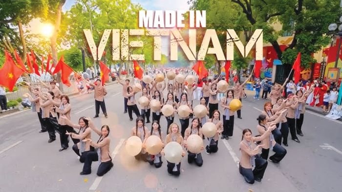 album-_made-in-vietnam_-cua-nhom-dtap-nhu-ban-hung-ca-da-sac-mau-ve-dien-mao-dat-nuoc..jpg