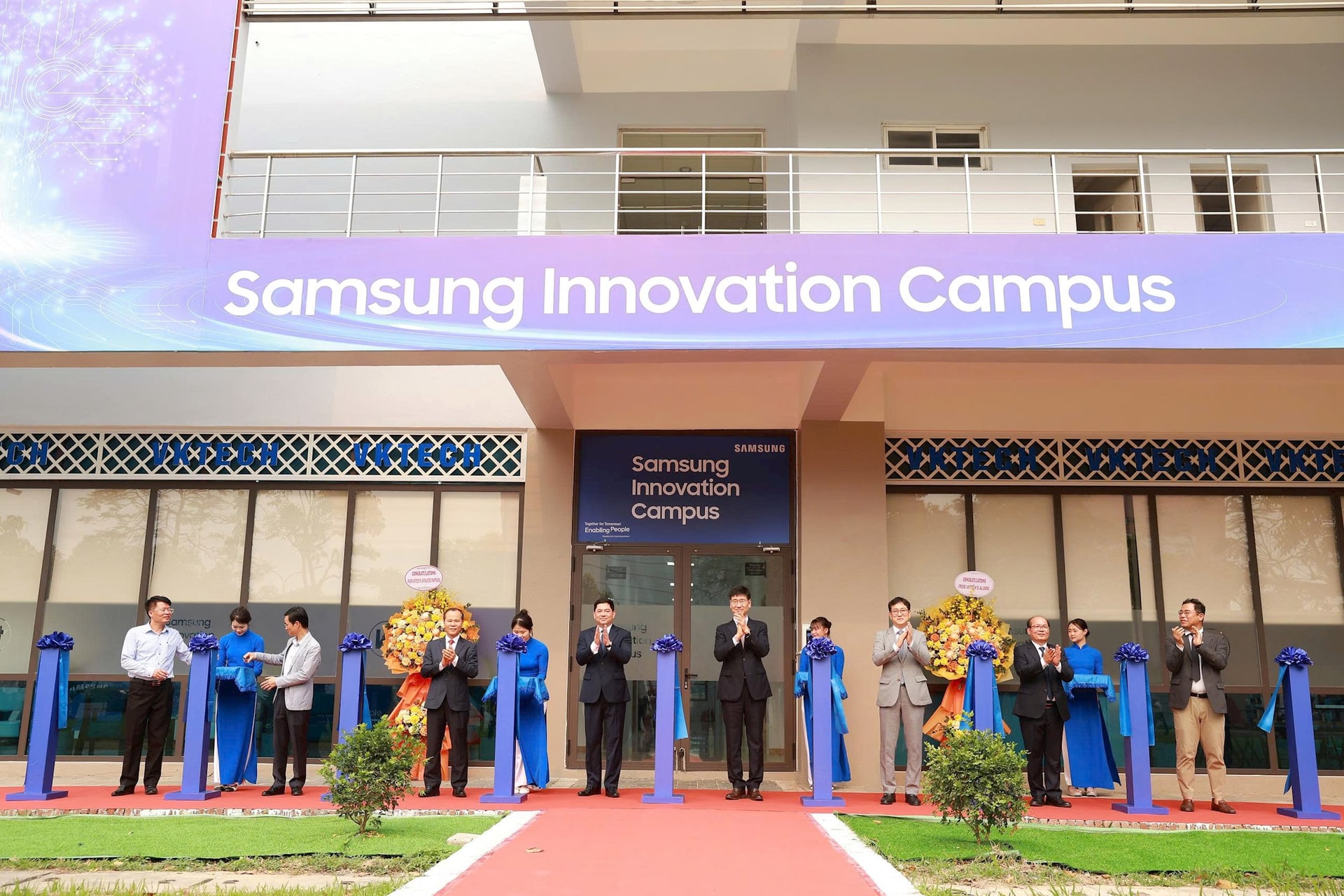cac-dai-bieu-cat-bang-khanh-thanh-trung-tam-phat-trien-nhan-tai-cong-nghe-cao-samsung-innovation-campus.jpg