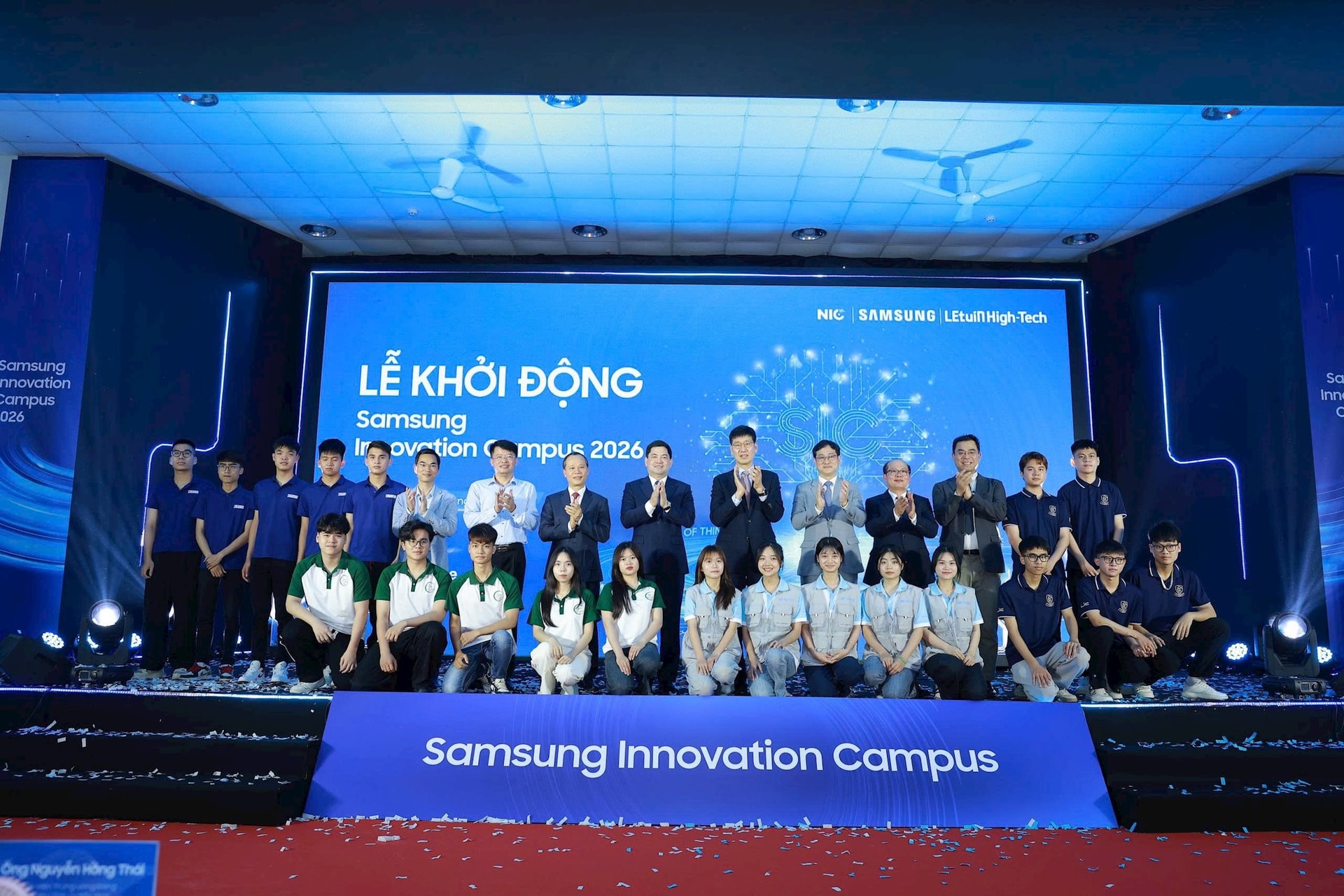 cac-dai-bieu-va-dai-dien-sinh-vien-chup-anh-ky-niem-tai-le-khoi-dong-samsung-innovation-campus-2026.jpg