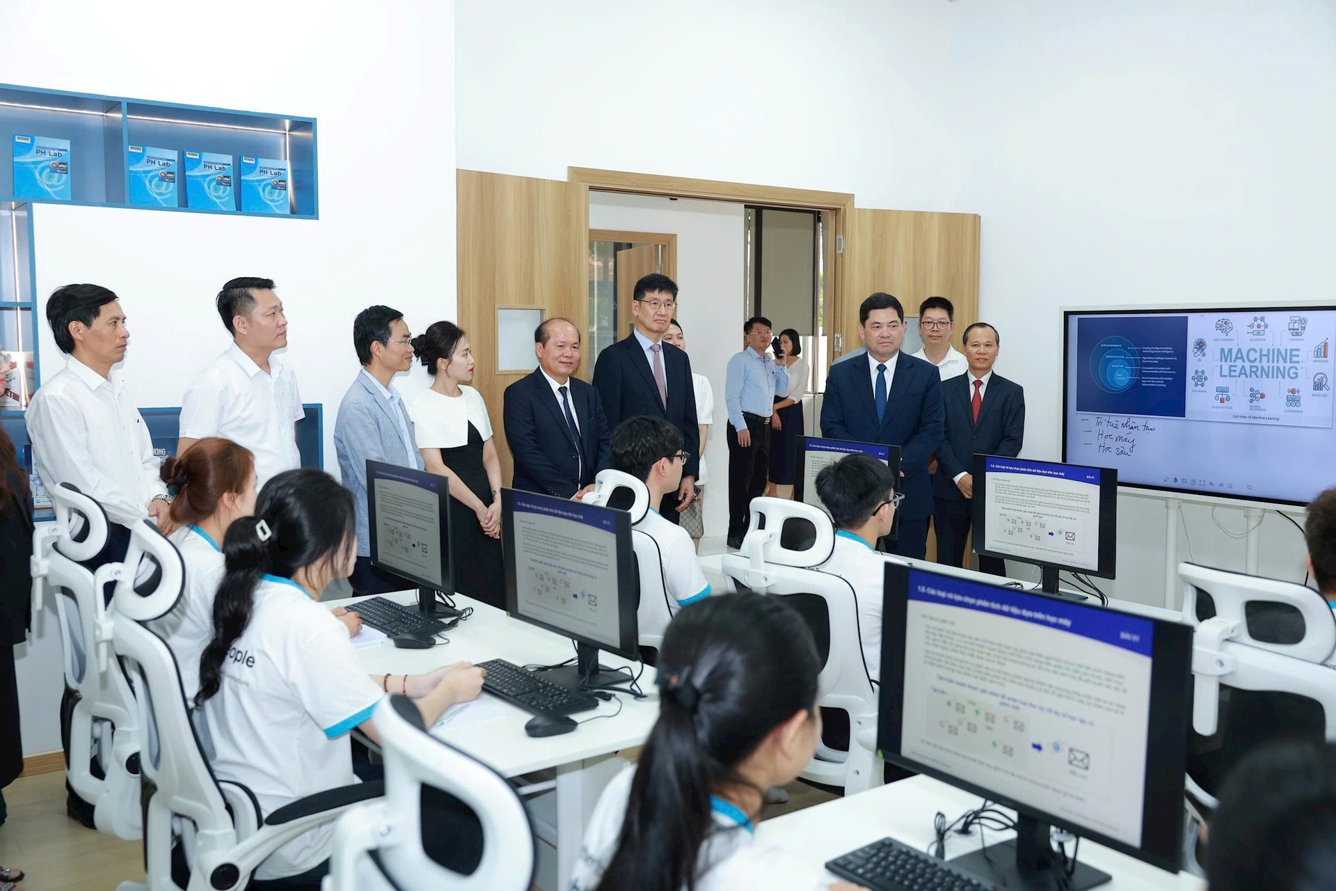 cac-vi-dai-bieu-tham-quan-trung-tam-phat-trien-nhan-tai-cong-nghe-cao-samsung-innovation-campus-tai-bac-ninh.jpg