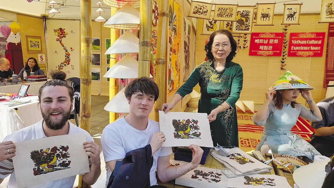 tranhdongho.jpg