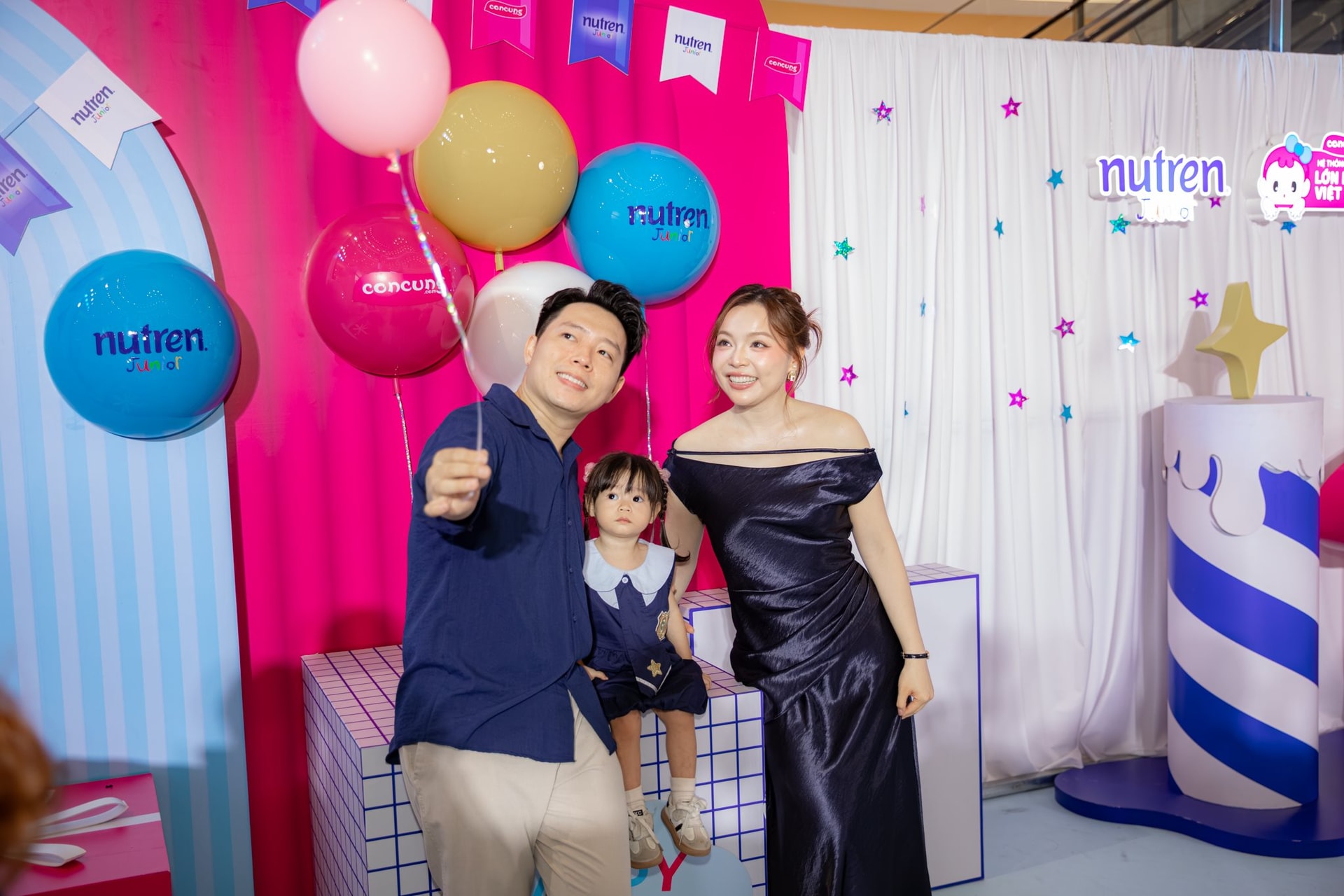 gia-dinh-kol-trinh-pham-chup-hinh-cung-photobooth-tai-su-kien.jpg