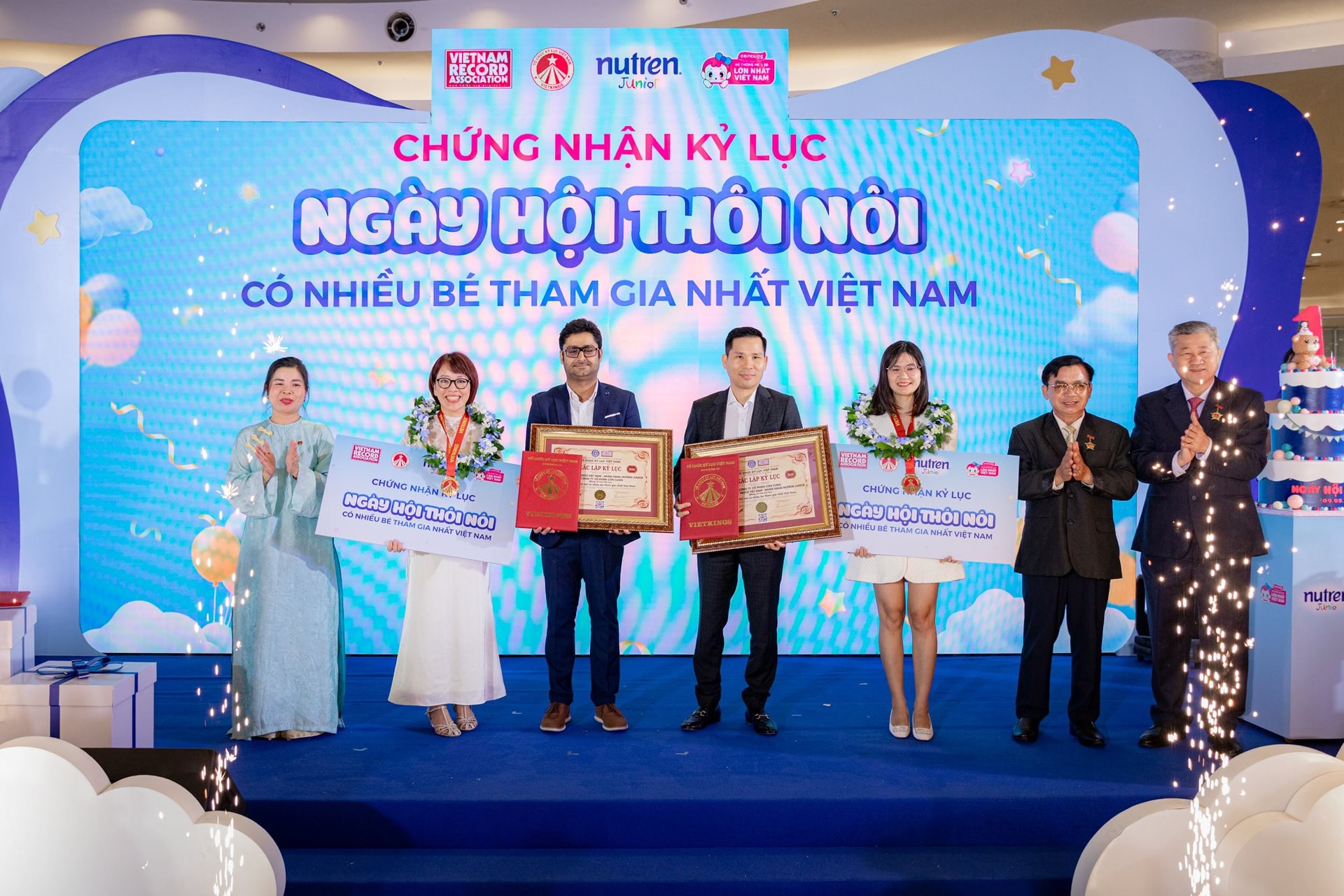 to-chuc-ky-luc-viet-nam-vietkings-da-trao-chung-nhan-xac-lap-ngay-hoi-thoi-noi-co-so-luong-tre-tham-du-lon-nhat-tai-viet-nam-la-680-em-be-tham-gia-cho-nestle-va-con-cung.jpg