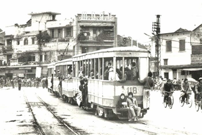 tau-dien-re-vao-tuyen-pho-hang-ngang-hang-dao-nam-1985..jpg