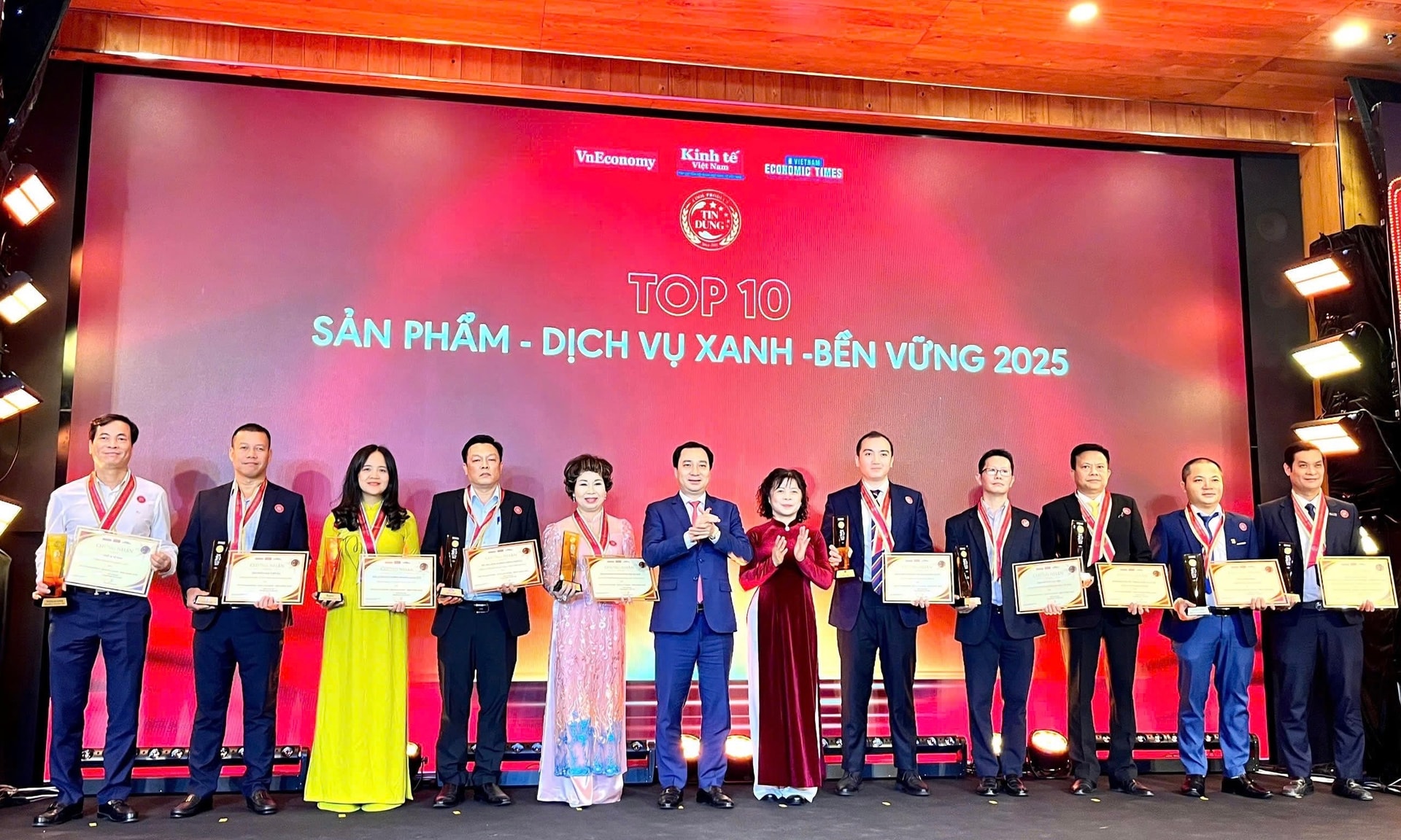 gao-hapro-st25-dat-top10-san-pham-dich-vu-xanh-ben-vung-2025-.jpg