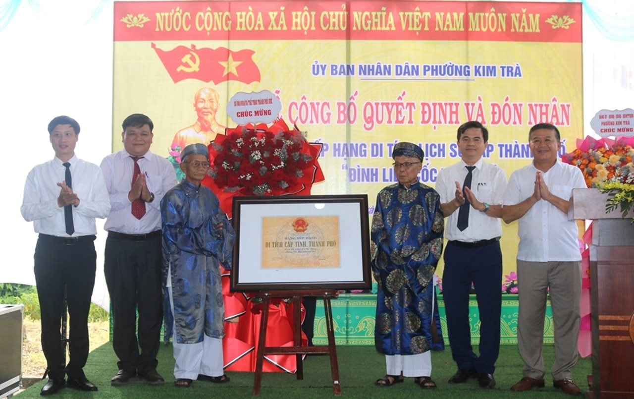 trao_bang_xep_hang_di_tich_lich_su___van_hoa_cap_thanh_pho____dinh_lieu_coc_thuong.jpg