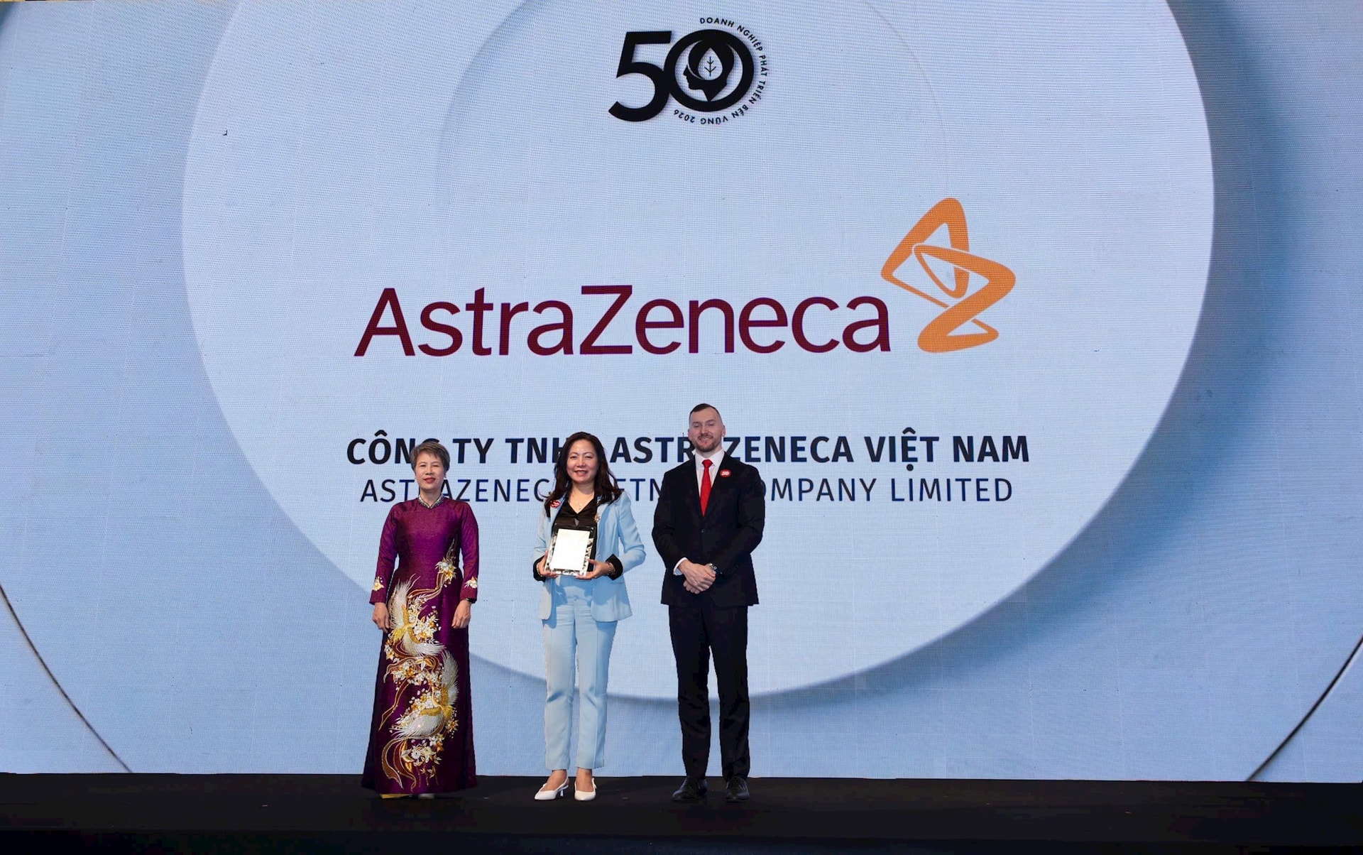 astrazeneca-viet-nam-lan-thu-ba-duoc-vinh-danh-trong-top-50-doanh-nghiep-phat-trien-ben-vung-2026-tai-le-cong-bo-va-trao-giai.jpg