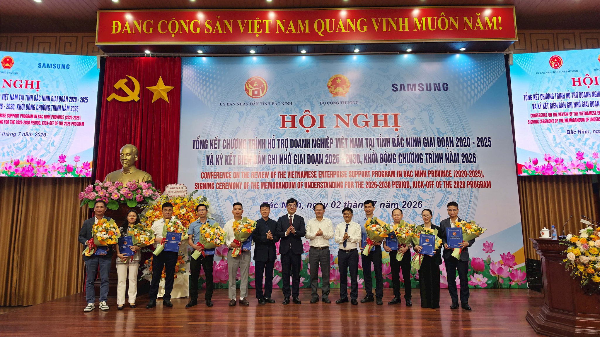 dai-bieu-chup-cung-cac-doanh-nghiep-tham-gia-chuong-trinh-ho-tro-dn-tai-bac-ninh-nam-2026.jpg