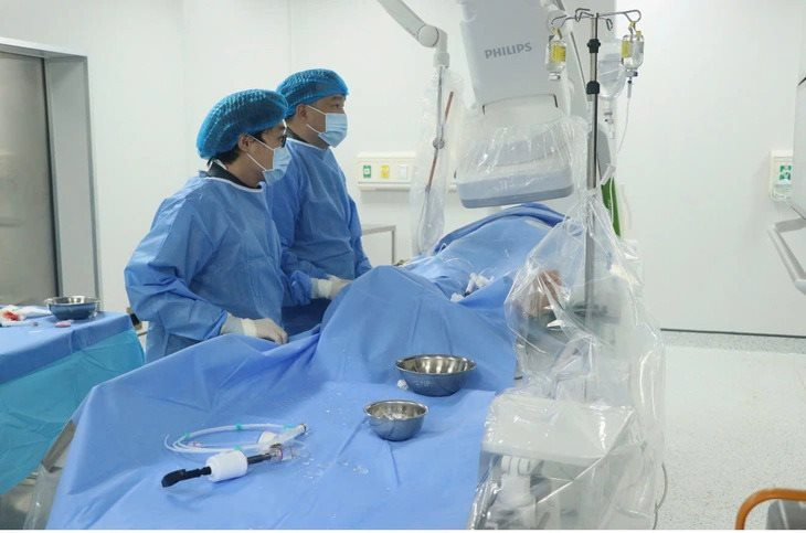 cac-bac-si-tien-hanh-dat-stent-cho-benh-nhan-1783566000077888810279.jpg
