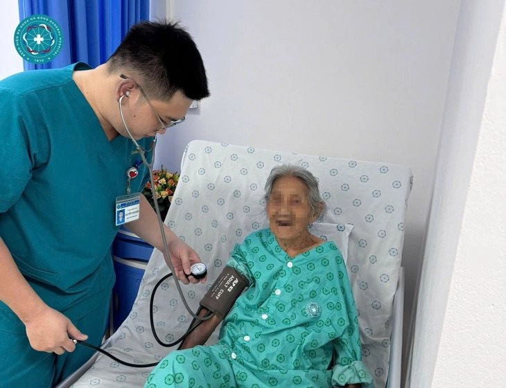 kiem-tra-suc-khoe-benh-nhan-sau-dat-stent-178357066465059833516.jpg