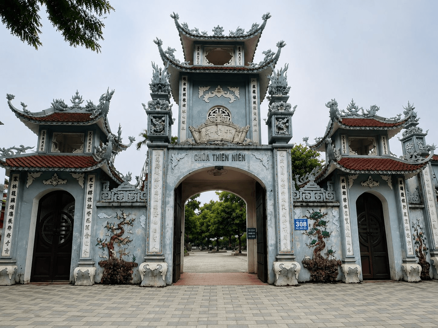 anh-1-tam-quan-chua-thien-nien-ben-duong-lac-long-quan-ngoi-co-tu-ven-ho-tay-gan-voi-nhung-nam-cuoi-doi-cua-do-ngu-su-bui-quoc-khai-vi-khai-khoa-dat-thang-long..png