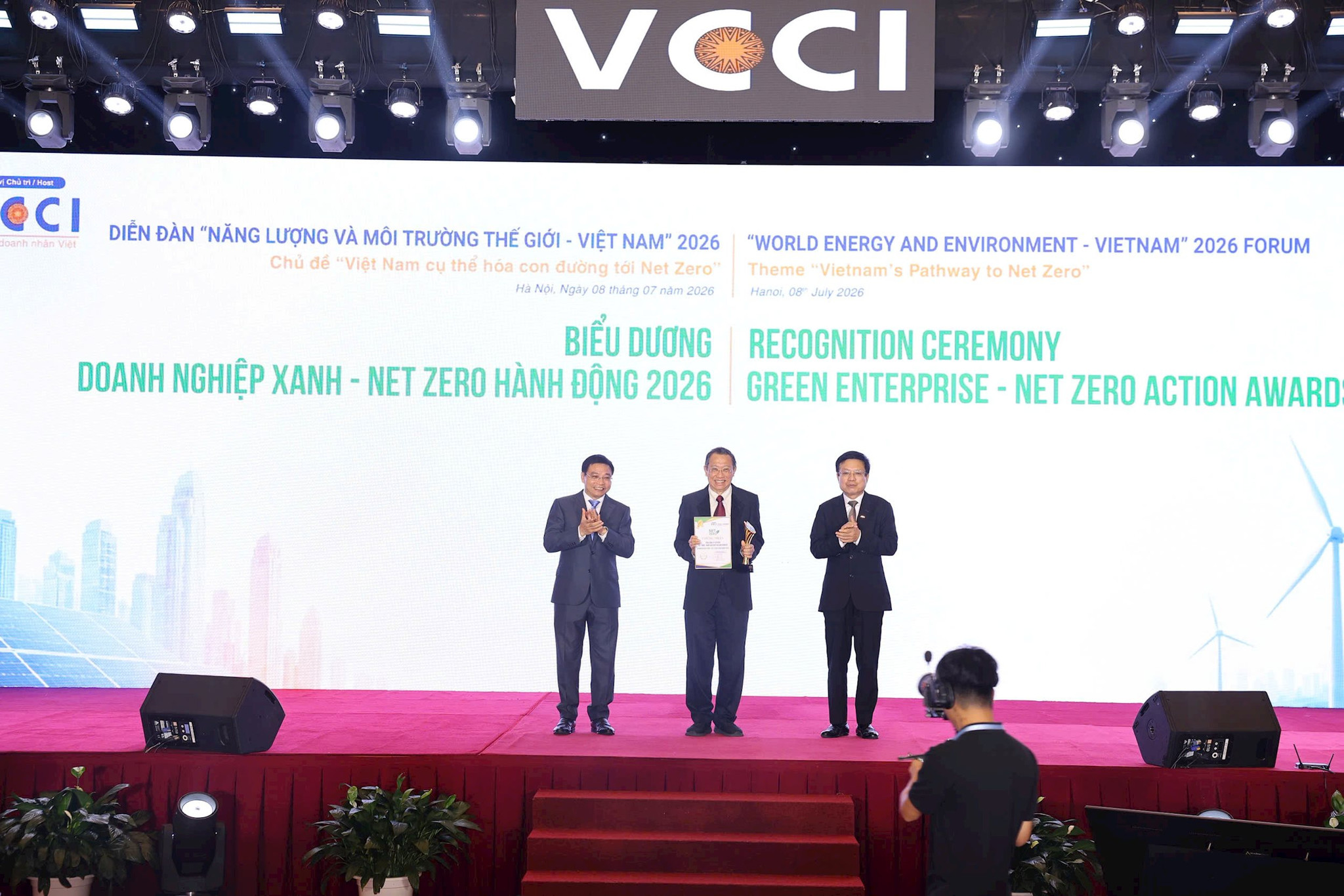 ong-larry-lee-dai-dien-sabeco-nhan-bang-khen-doanh-nghiep-xanh-net-zero-hanh-dong-2026-tai-dien-dan..jpg