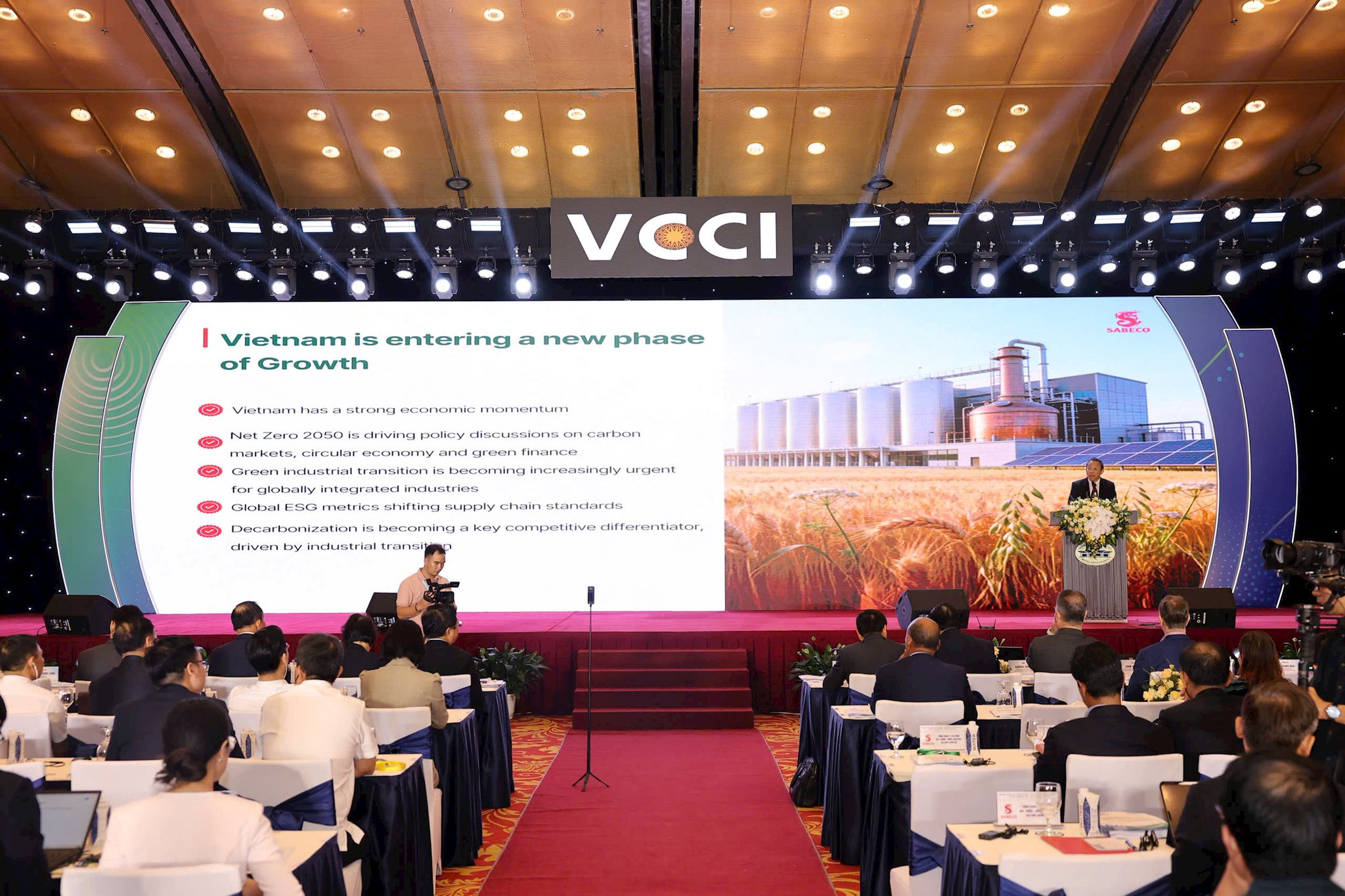 ong-larry-lee-pho-tong-giam-doc-sabeco-trinh-bay-tai-dien-dan.jpg