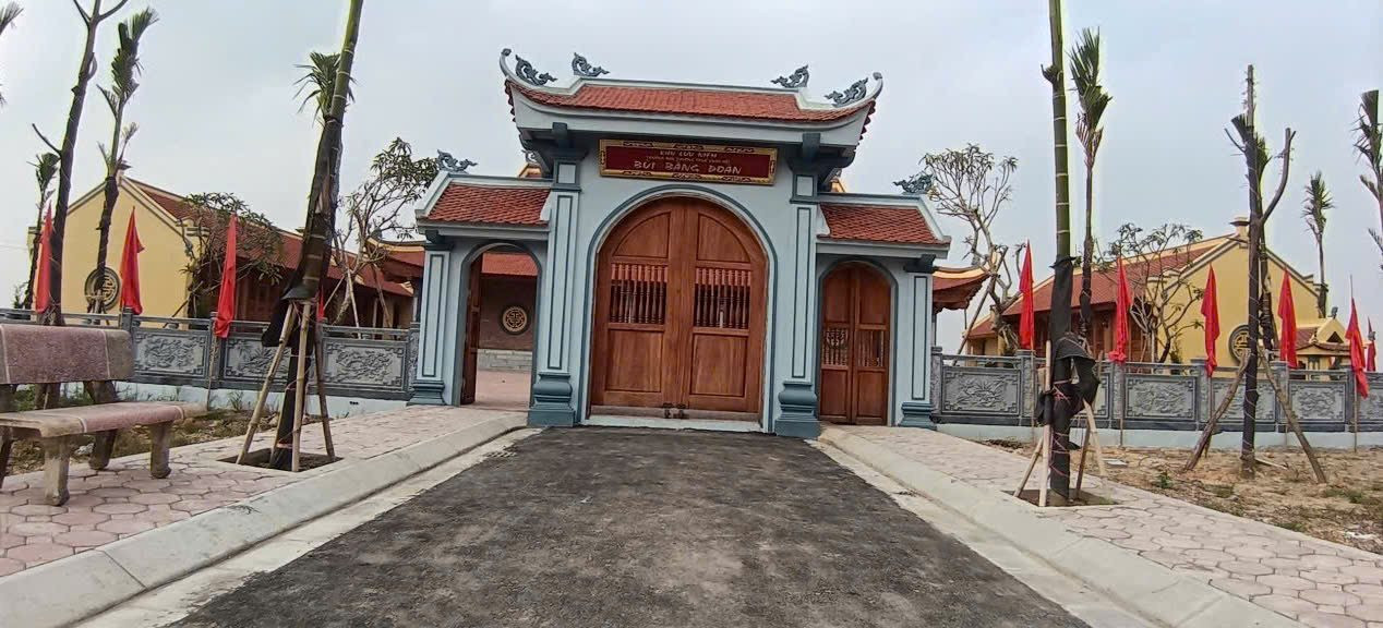 anh-1.-cong-khu-luu-niem-truong-ban-thuong-truc-quoc-hoi-bui-bang-doan-tai-thon-bat-chua-xa-ung-thien-thanh-pho-ha-noi..jpg