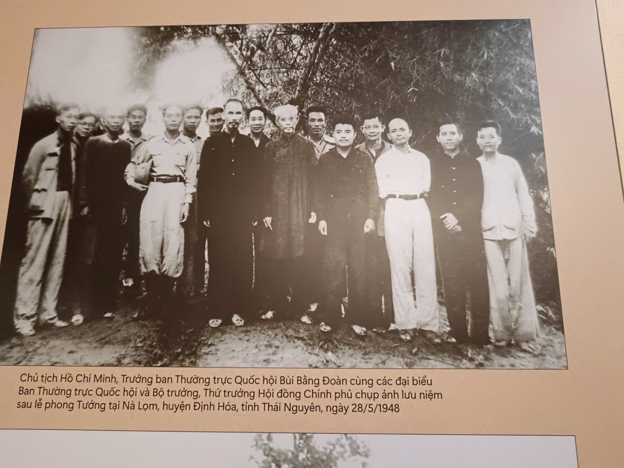 anh-2-ho-chi-minh-bui-bang-doan-cung-cac-dai-bieu.jpg