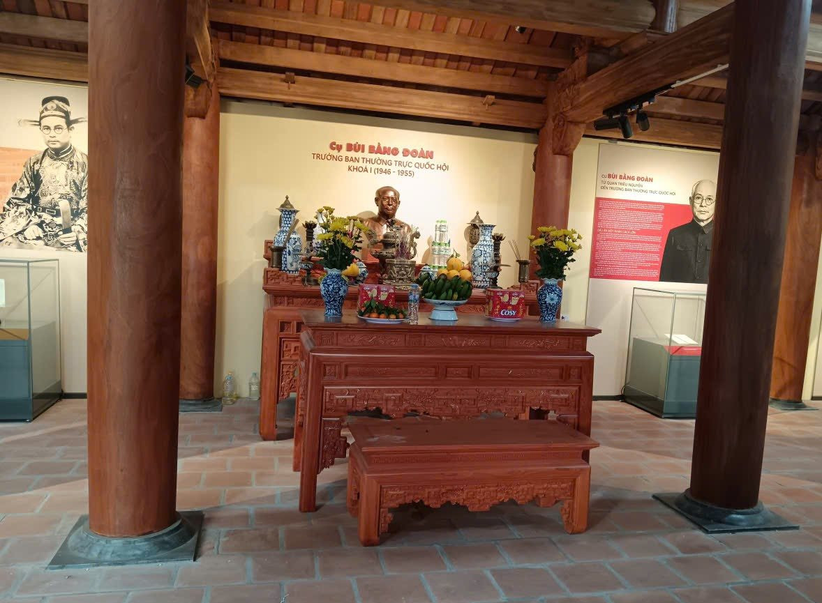 anh-2.-ban-tho-tuong-niem-truong-ban-thuong-truc-quoc-hoi-bui-bang-doan-tai-trung-tam-khu-luu-niem..jpg