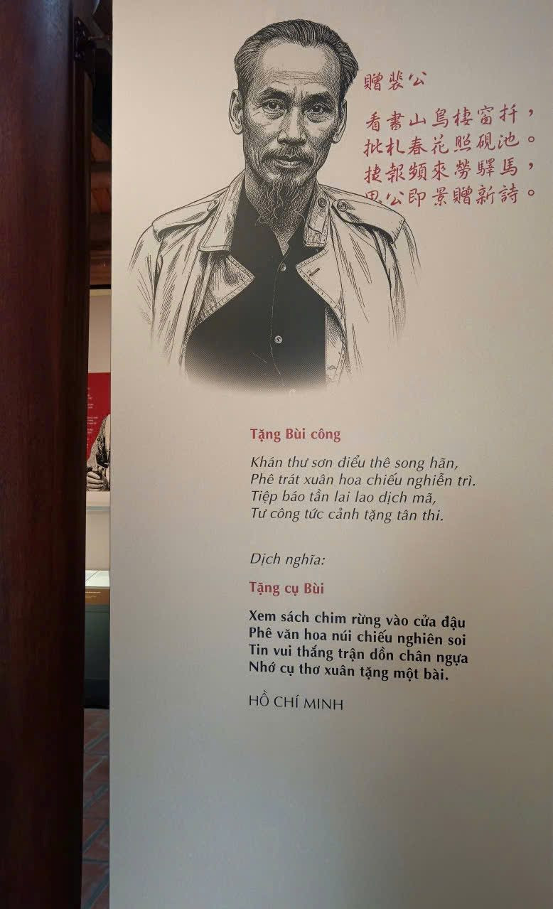 anh-8.-chan-dung-chu-tich-ho-chi-minh-cung-bai-tho-tang-bui-cong-..jpg