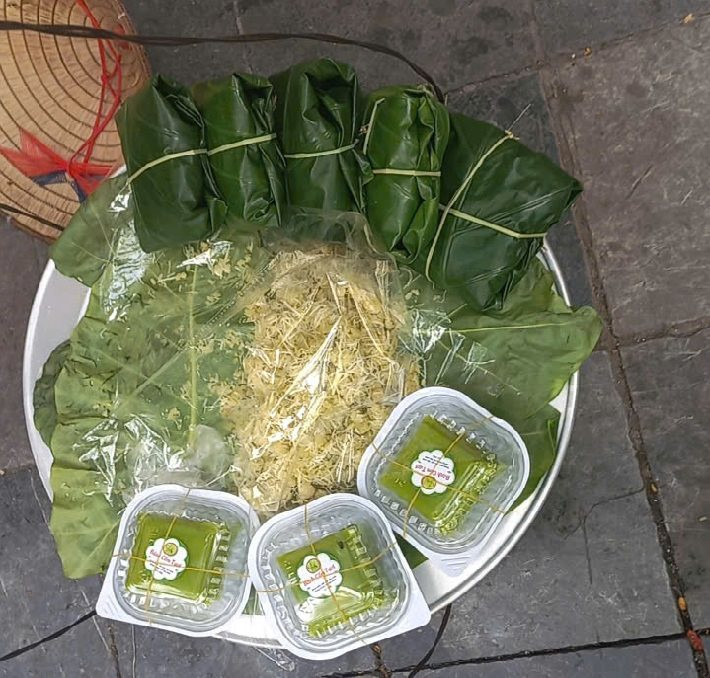 vi-yeu-san-vat-ha-noi-nhat-la-huong-com-goi-trong-la-sen-noi-ganh-hang-rong-than-thuong-toi-xin-co-ban-hang-kieu-anh-luu-giu-ky-niem-chuyen-di-1-(1).jpg