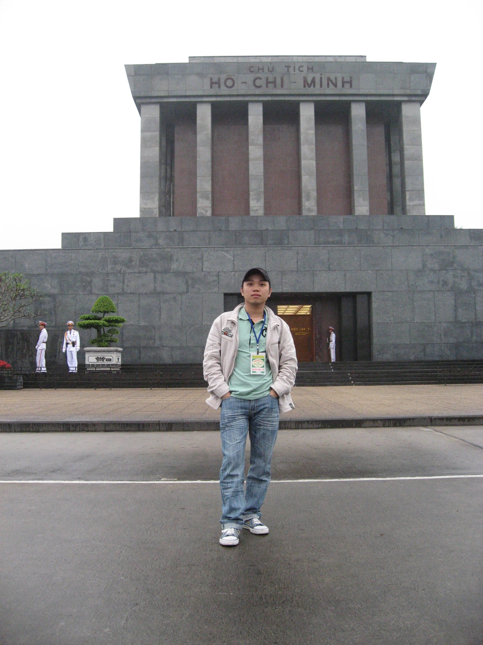 tac-gia-chup-hinh-ky-niem-truoc-lang-chu-tich-ho-chi-minh-trong-chuyen-di-ha-noi-20-nam-truoc.jpg