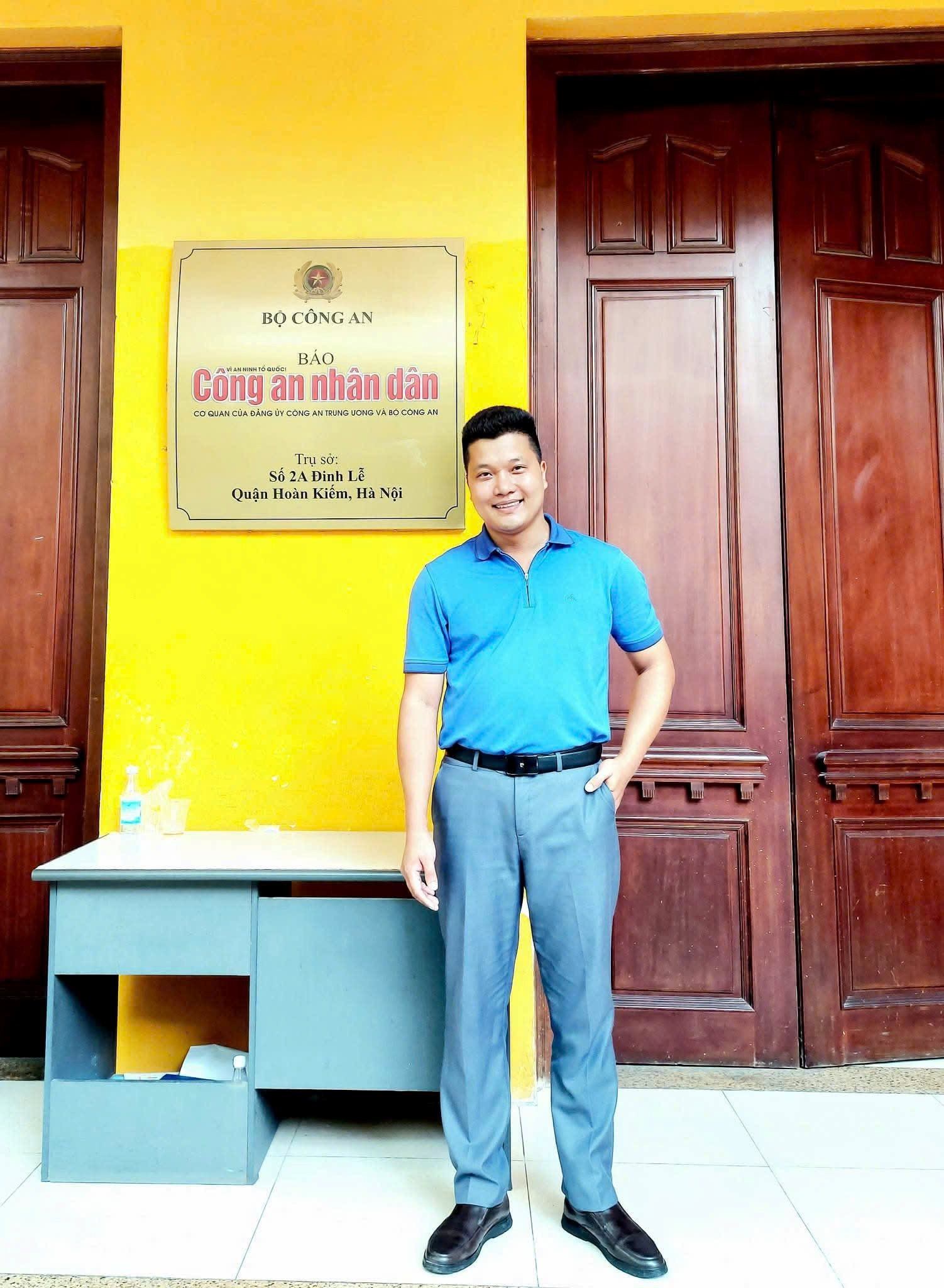 tac-gia-trong-chuyen-cong-tac-tai-thu-do-ngan-nam-van-hien-1-.jpg