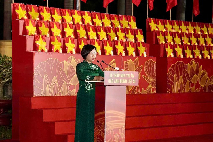 Hà Nội thắp nến tri ân các Anh hùng liệt sĩ nhân 79 năm Ngày Thương binh - Liệt sĩ- Ảnh 6.