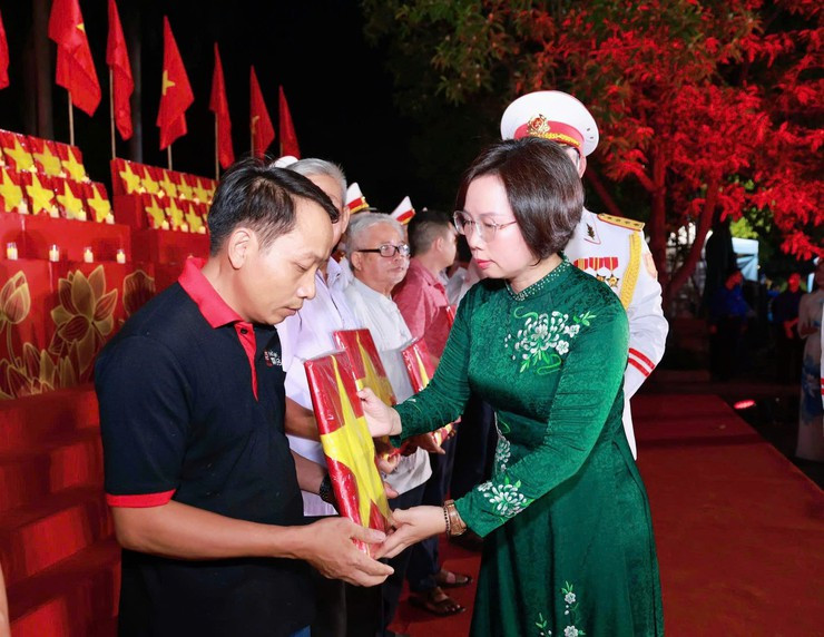 Hà Nội thắp nến tri ân các Anh hùng liệt sĩ nhân 79 năm Ngày Thương binh - Liệt sĩ- Ảnh 9.