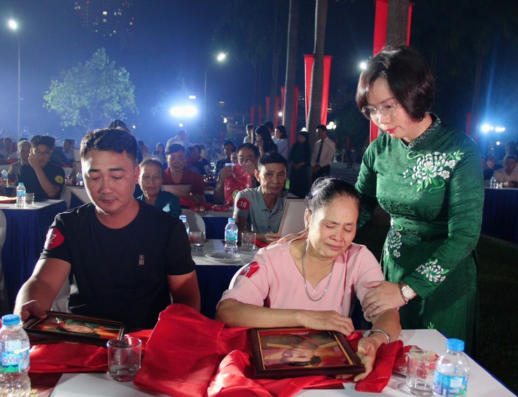 Hà Nội thắp nến tri ân các Anh hùng liệt sĩ nhân 79 năm Ngày Thương binh - Liệt sĩ- Ảnh 10.
