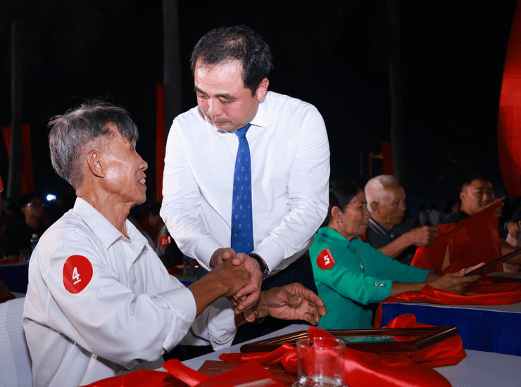 Hà Nội thắp nến tri ân các Anh hùng liệt sĩ nhân 79 năm Ngày Thương binh - Liệt sĩ- Ảnh 5.