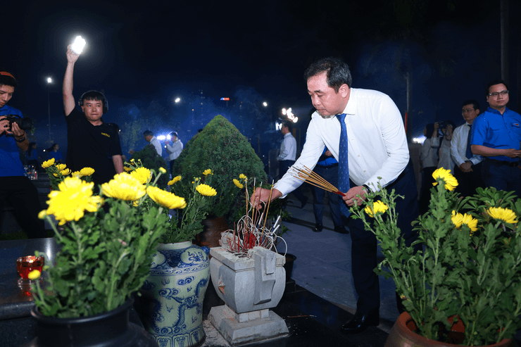 Hà Nội thắp nến tri ân các Anh hùng liệt sĩ nhân 79 năm Ngày Thương binh - Liệt sĩ- Ảnh 4.