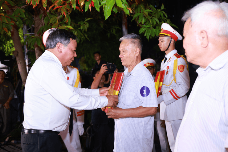 Hà Nội thắp nến tri ân các Anh hùng liệt sĩ nhân 79 năm Ngày Thương binh - Liệt sĩ- Ảnh 8.