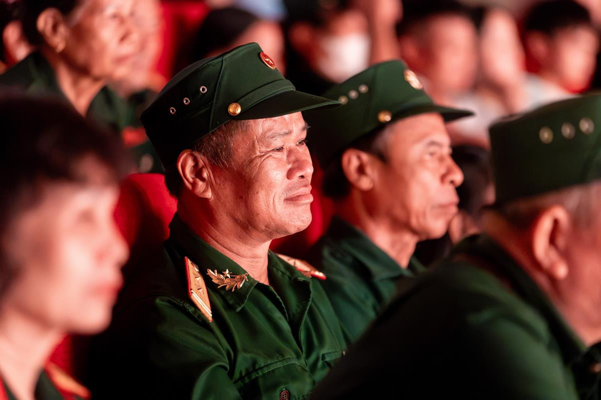 Các cựu chiến binh ra về trong rất nhiều cảm xúc sau show diễn. Ảnh: Vinpearl.