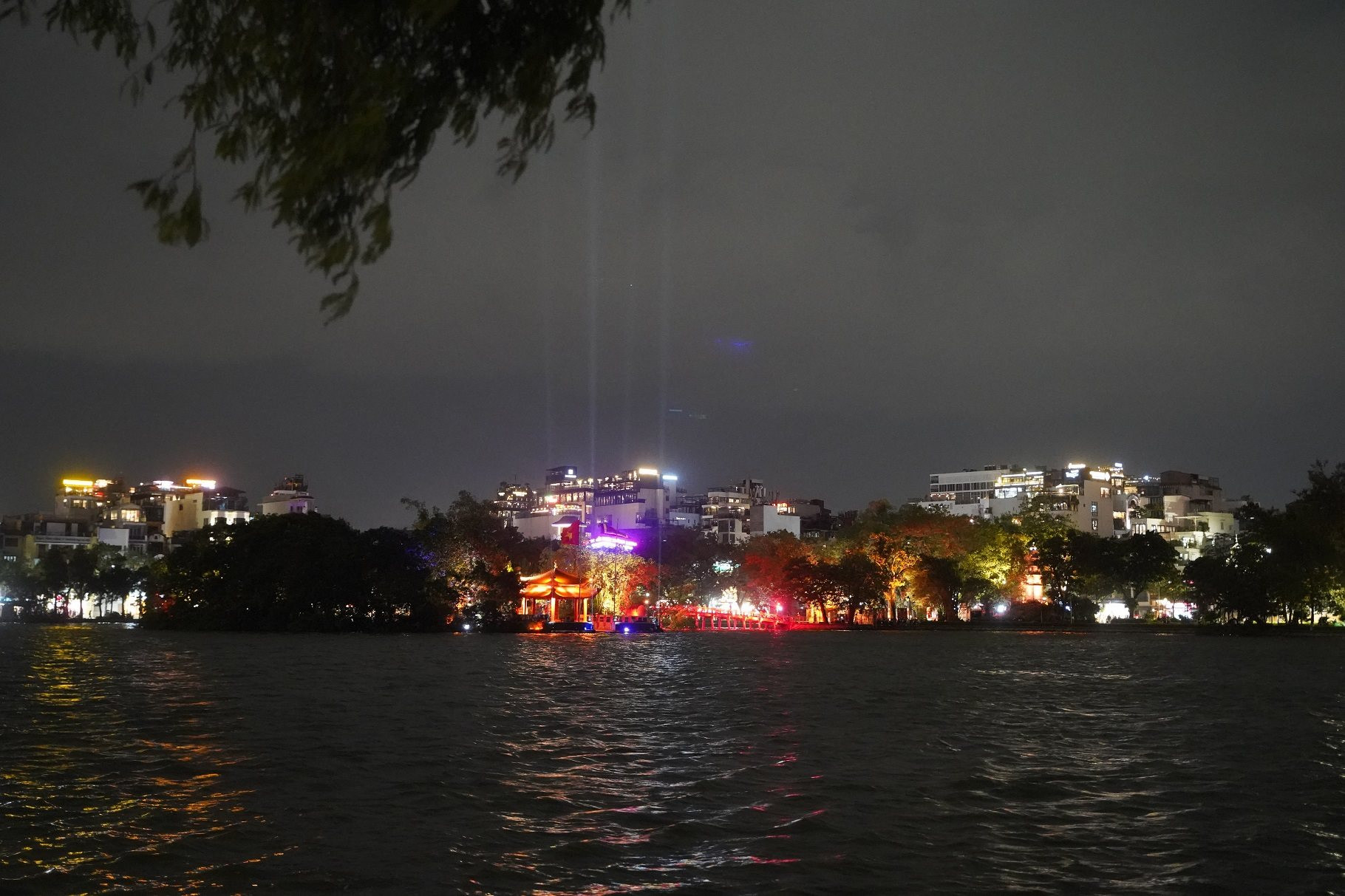 den-ngoc-son-cau-the-huc-khuc-to-hong-vat-qua-dem-den.jpg