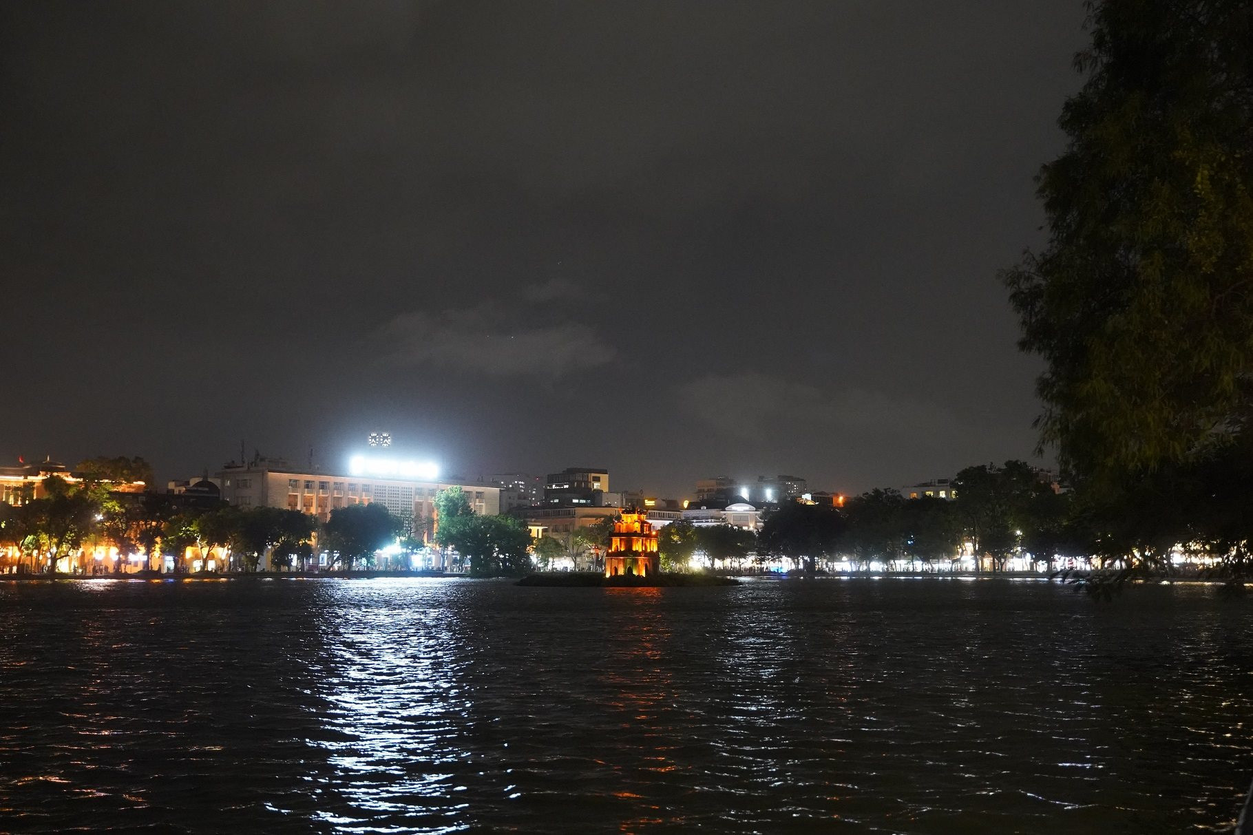 thap-rua-lung-linh-tren-tam-tham-nhung-mau-den-1-.jpg